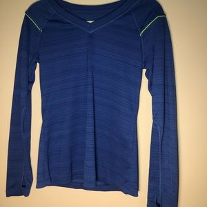 long sleeve workout top with sleeve finger holes